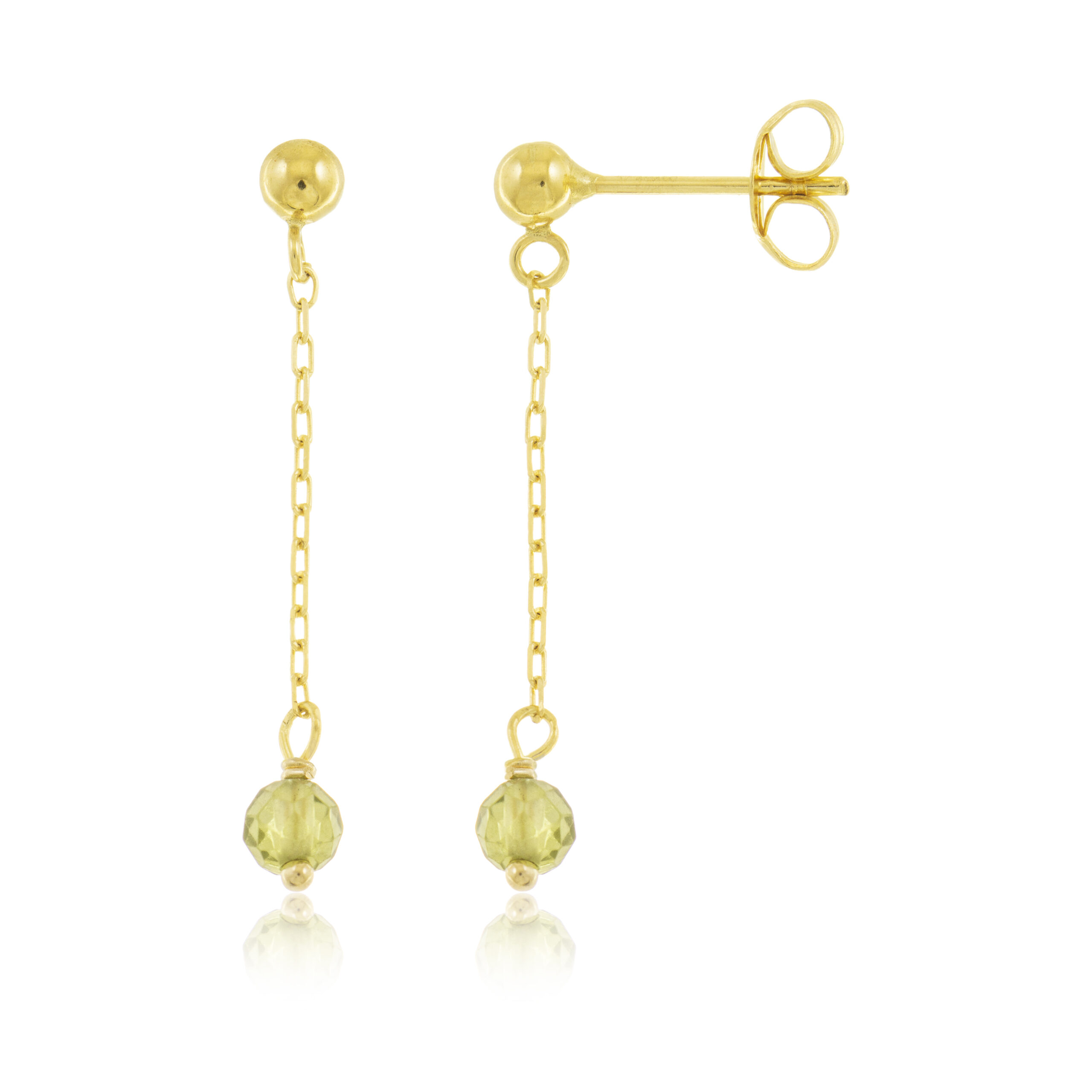 Foto de producto con fondo blanco que muestra pendientes de oro 18k largos para mujer con piedra peridoto
