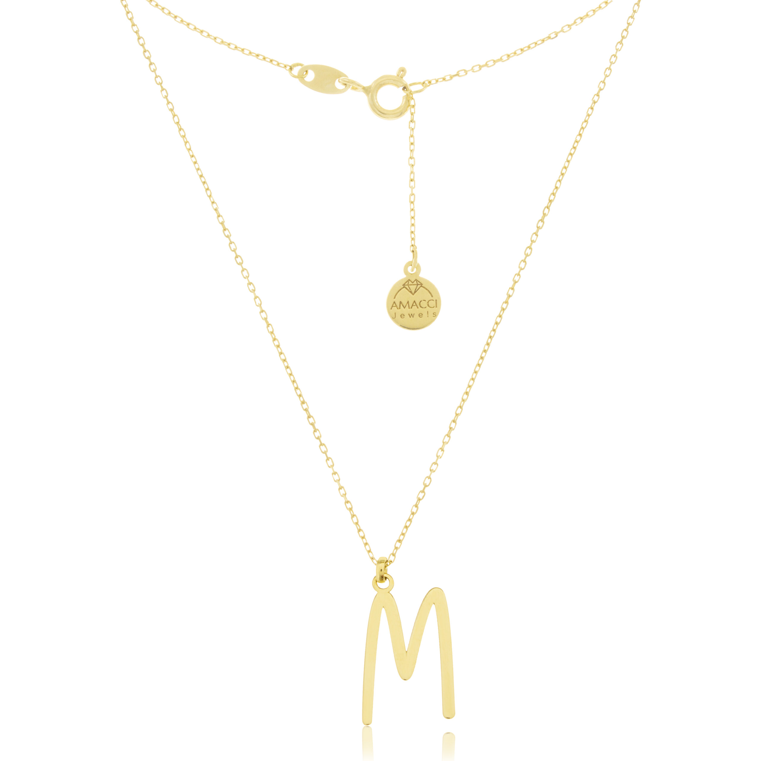 foto de producto con fondo blanco mostrando collar con inicial M grande