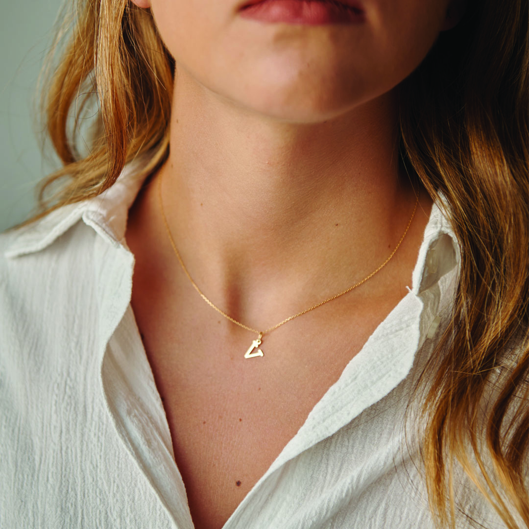 Foto Modelo Letra Imprenta V