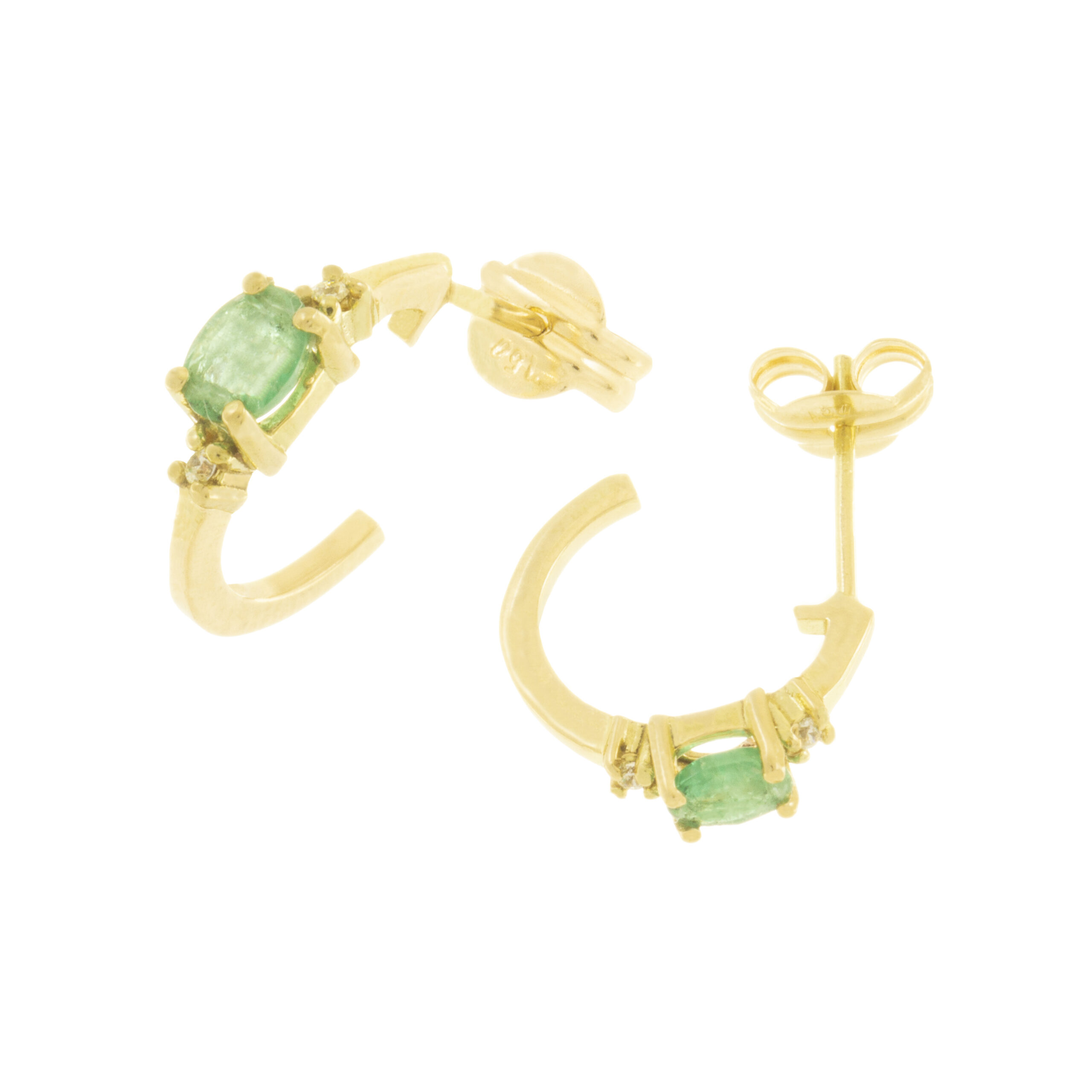 Imagen de fondo blanco medio aro compuesssto por oro 18 kilates y esmeralda