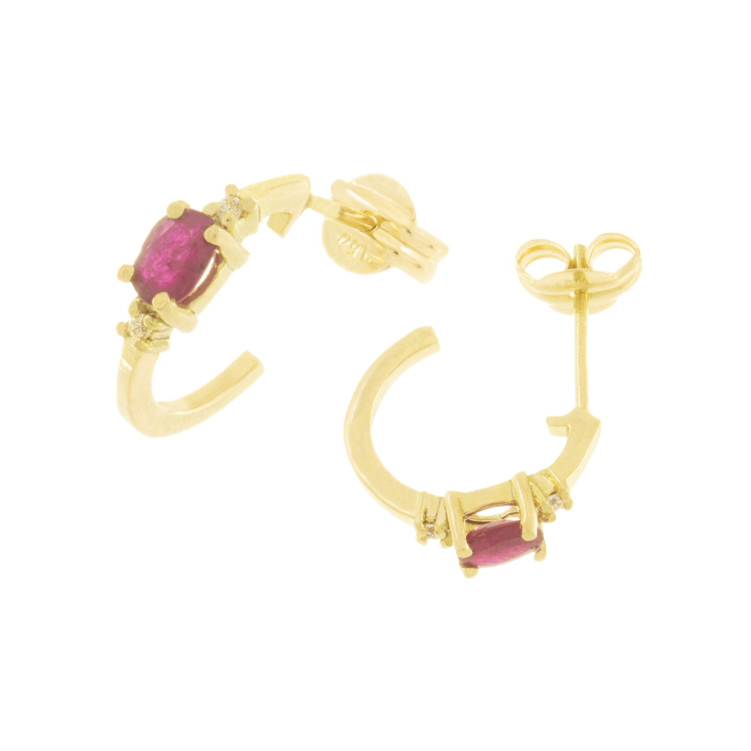 Foto de producto con fondo blanco. Pendiente de medio aro en oro amarillo 18K con circonita roja