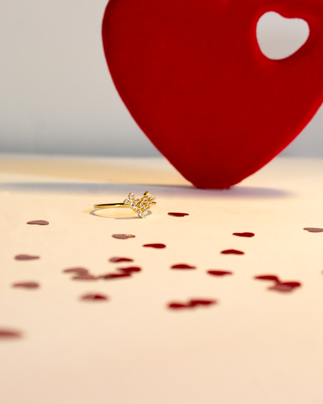 Anillo con petalos de flor que conforman un corazon con circonita blanca en el centro. Anillo de oro amarillo 18K. Anillo enamorados. Anillo San Valentin. Anillo para parejas