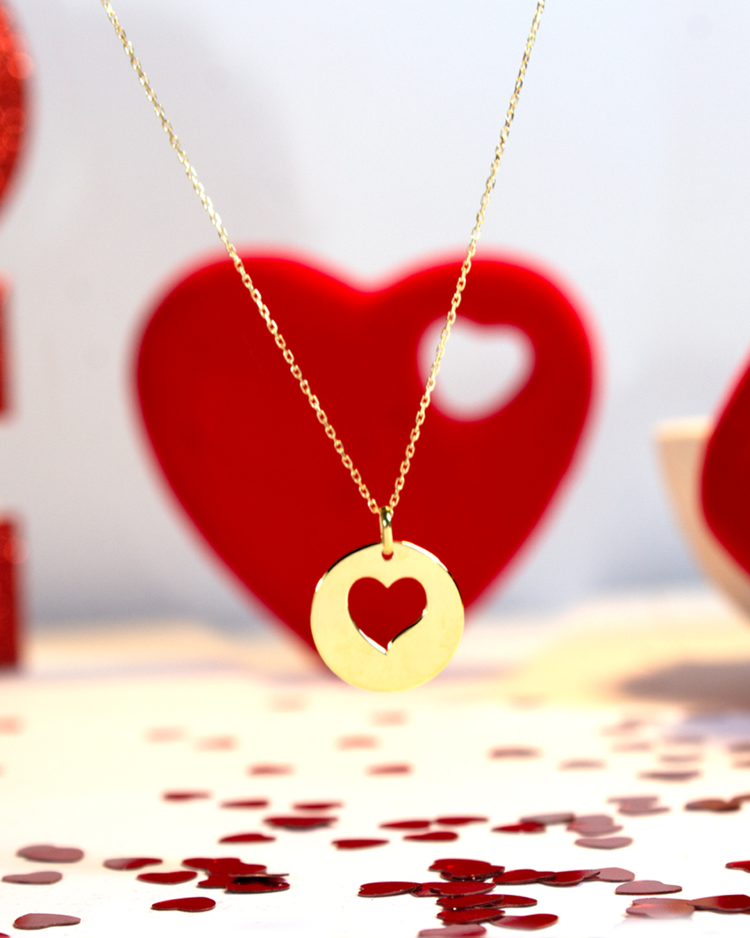 Collar medalla oro amarillo con silueta corazon calado central. collar para parejas. Collar en oro 18k para san valentin. Collar para enamorados