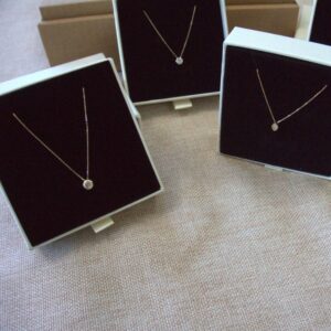 Collar de oro de 9k con colgante en forma de pétalo y circonita brillante - Amacci Jewels